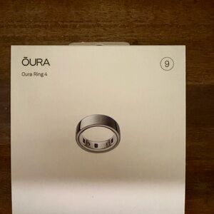 Oura Ring 4 in Shiny Silver